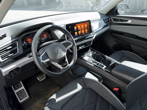 Used 2024 Volkswagen Atlas Peak Edition SE AWD/4WD image 2