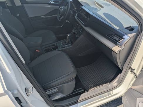 Used 2023 Volkswagen Taos SE w/ Panoramic Sunroof Package FWD image 12