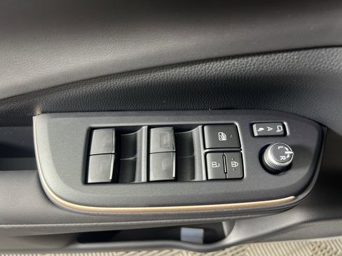 Used 2023 Toyota Crown Limited image 16