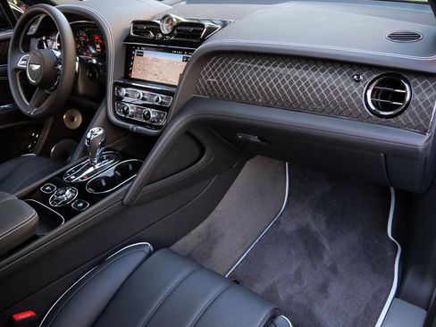 Used 2025 Bentley Bentayga image 25