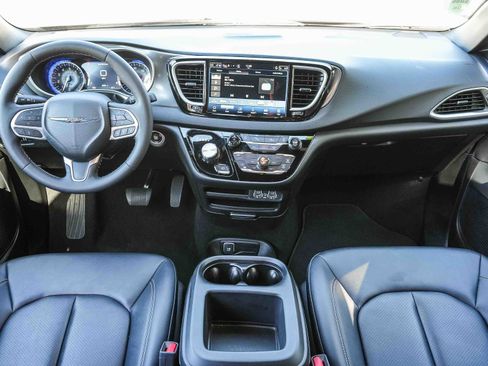 Used 2025 Chrysler Pacifica Select image 12