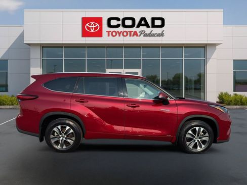 Used 2021 Toyota Highlander XLE AWD/4WD image 6
