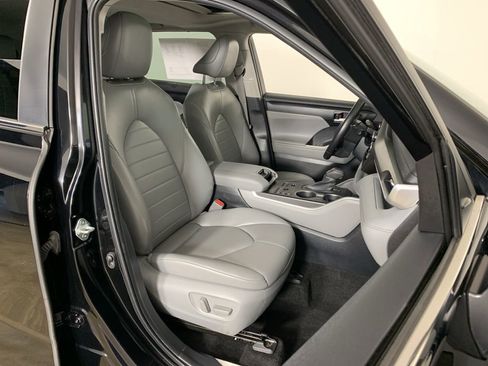 Used 2023 Toyota Highlander XLE AWD/4WD image 42