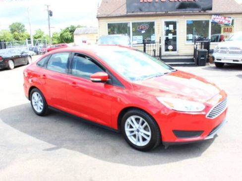 Used 2017 Ford Focus SE w/ Cold Weather Package FWD image 19