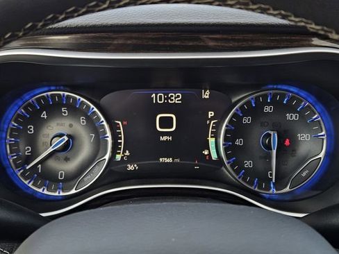 Used 2023 Chrysler Pacifica Limited image 16