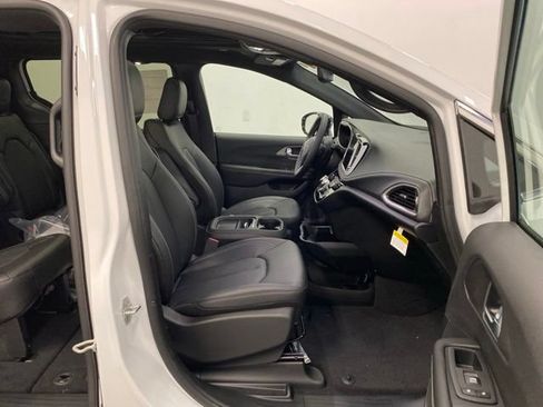 New 2027 Chrysler Pacifica Select FWD image 25