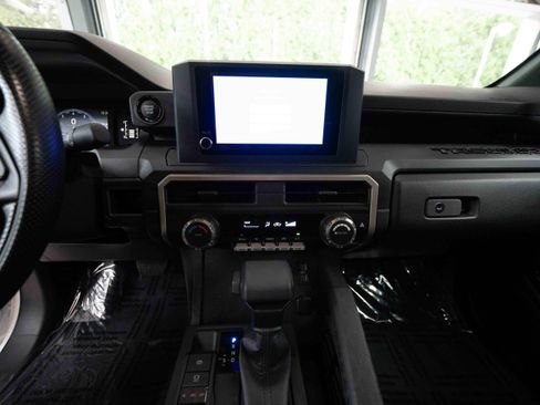 Used 2025 Toyota Tacoma SR AWD/4WD image 17