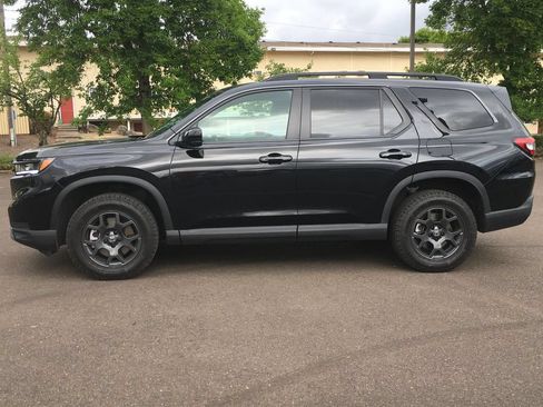 Used 2025 Honda Pilot TrailSport image 3