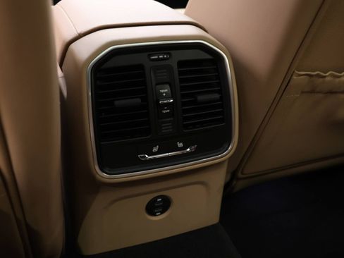 Used 2025 Porsche Macan image 17