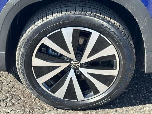 Used 2023 Volkswagen Taos SE w/ Panoramic Sunroof Package image 9