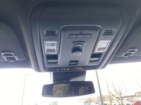 Used 2023 Chevrolet Suburban Z71 image 33