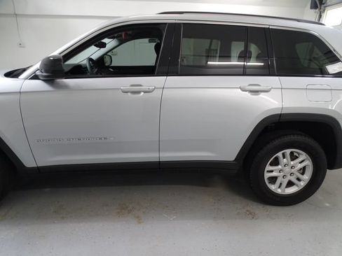 Certified 2024 Jeep Grand Cherokee Laredo AWD/4WD image 16