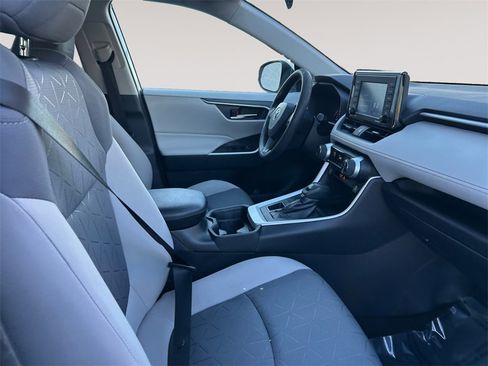 Used 2021 Toyota RAV4 XLE image 15