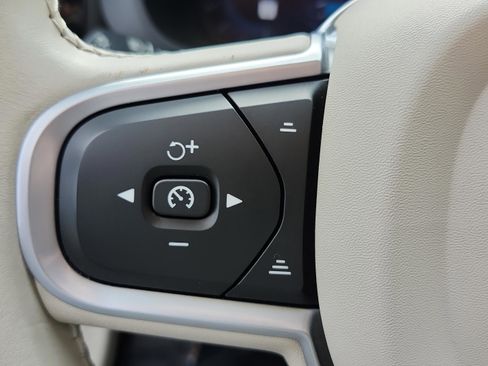 Used 2022 Volvo XC60 B5 Momentum w/ Protection Package Premier image 22