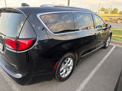 Used 2020 Chrysler Pacifica Limited FWD image 4