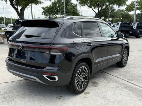 Used 2025 Volkswagen Taos SE FWD image 5