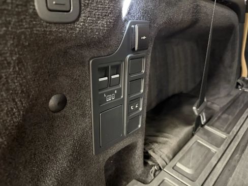 Used 2025 Land Rover Discovery Dynamic SE AWD/4WD image 41