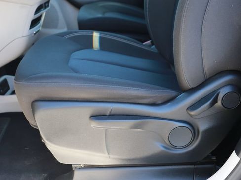 Used 2020 Chrysler Voyager L FWD image 10