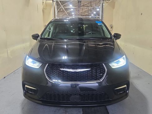 Used 2023 Chrysler Pacifica Touring-L FWD image 13
