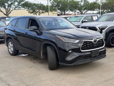 Used 2025 Toyota Highlander LE image 3