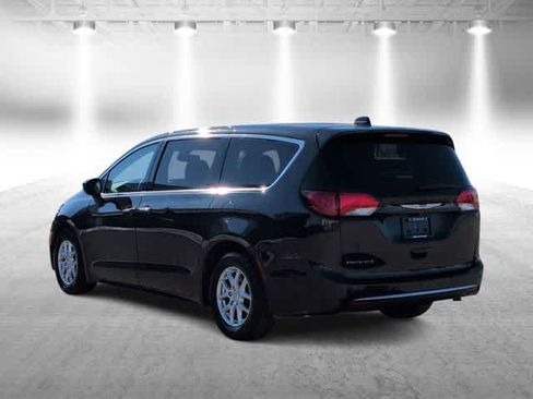 Used 2020 Chrysler Pacifica Touring image 6