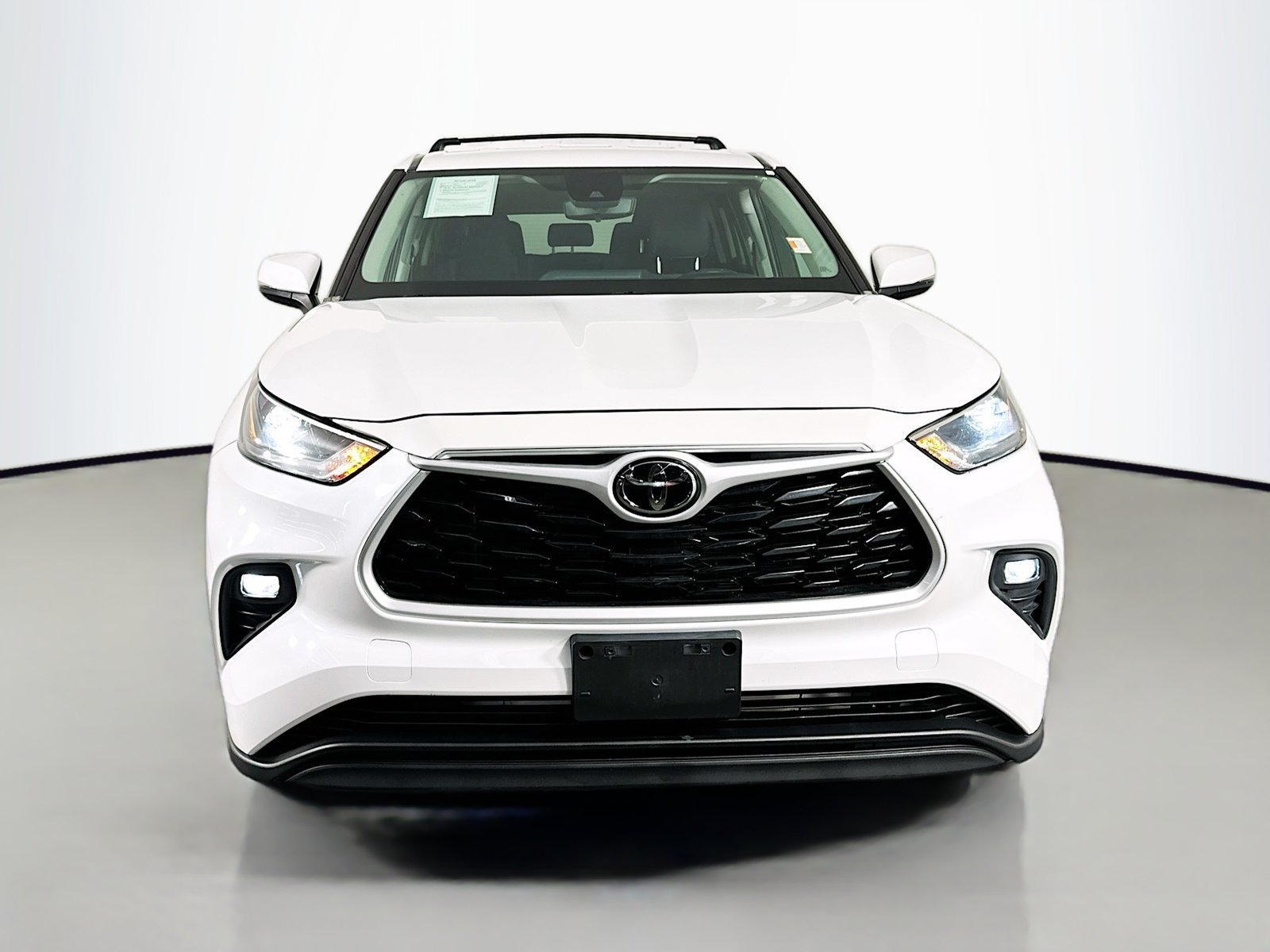 Used 2022 Toyota Highlander LE FWD image 2