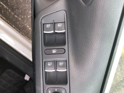 Used 2016 Volkswagen Tiguan SE image 19