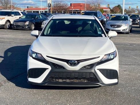 Used 2023 Toyota Camry SE image 3