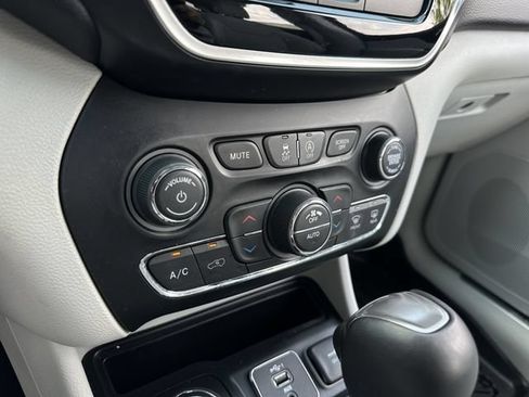 Used 2019 Jeep Cherokee Limited AWD/4WD image 25