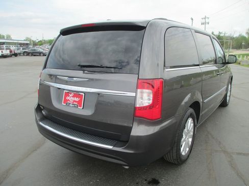 Used 2016 Chrysler Town & Country Touring image 6