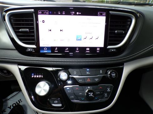 Used 2022 Chrysler Pacifica Touring-L FWD image 23