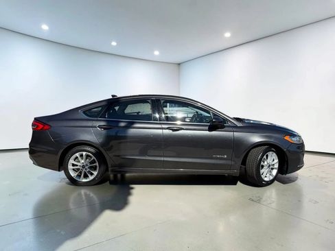 Used 2019 Ford Fusion SE FWD image 2