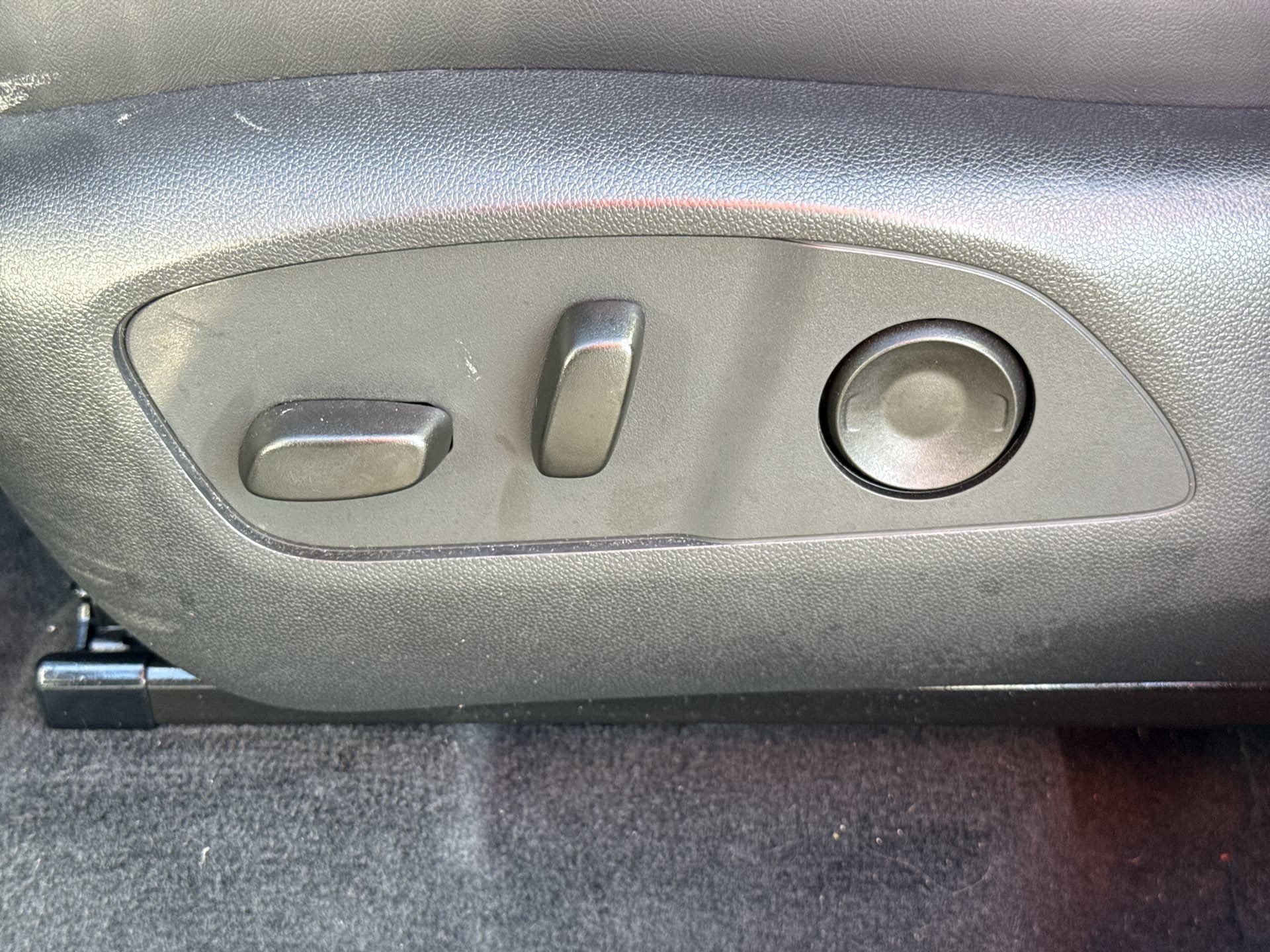 Used 2026 GMC Acadia Elevation w/ Elevation Premium Package FWD image 14
