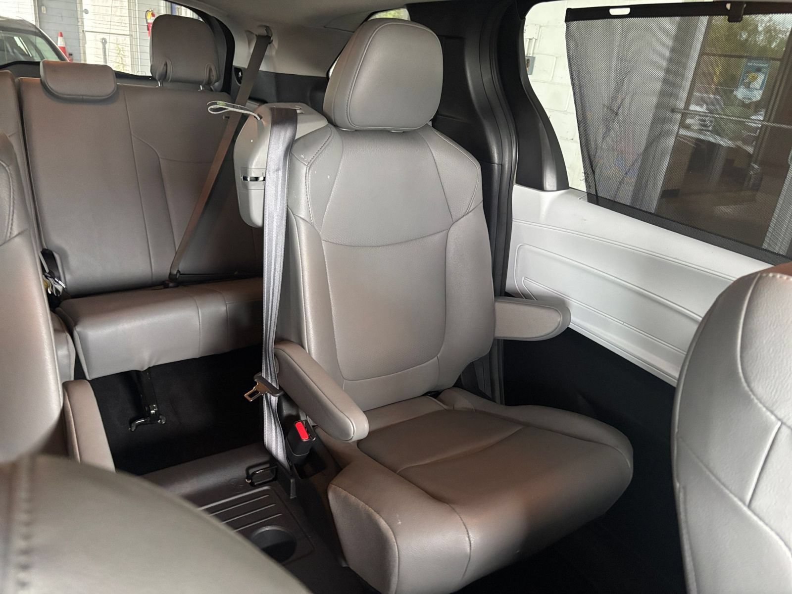 Used 2025 Toyota Sienna XLE FWD image 39