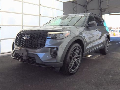 Used 2025 Ford Explorer ST-Line w/ ST-Line Street Pack image 2