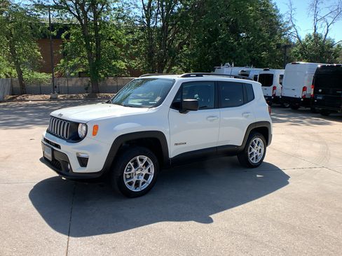 Used 2023 Jeep Renegade Latitude w/ Premium Group AWD/4WD image 1