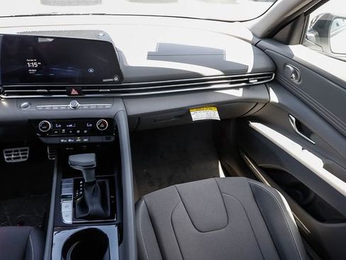 New 2025 Hyundai Elantra SEL image 18