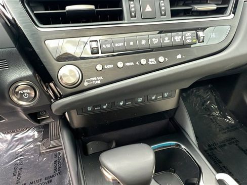 Used 2025 Lexus ES 300h w/ Luxury Package image 30