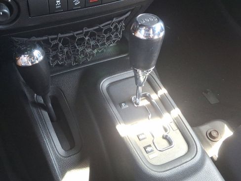 Used 2013 Jeep Wrangler Unlimited Sahara image 14