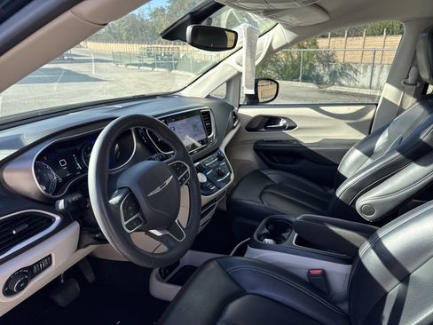 Used 2023 Chrysler Pacifica Touring-L image 9