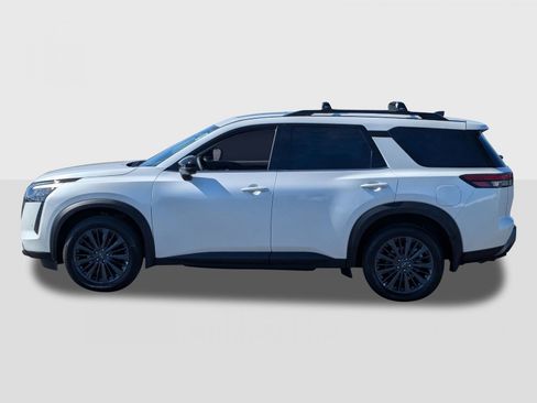New 2026 Nissan Pathfinder SL image 2