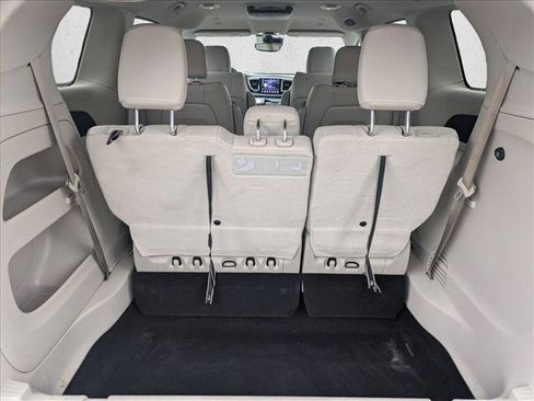 Used 2018 Chrysler Pacifica Touring-L w/ Advanced Safetytec Group FWD image 6