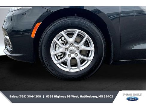 Used 2023 Chrysler Pacifica Touring-L FWD image 7