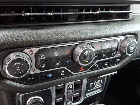 Used 2024 Jeep Wrangler Unlimited w/ Convenience Group AWD/4WD image 16