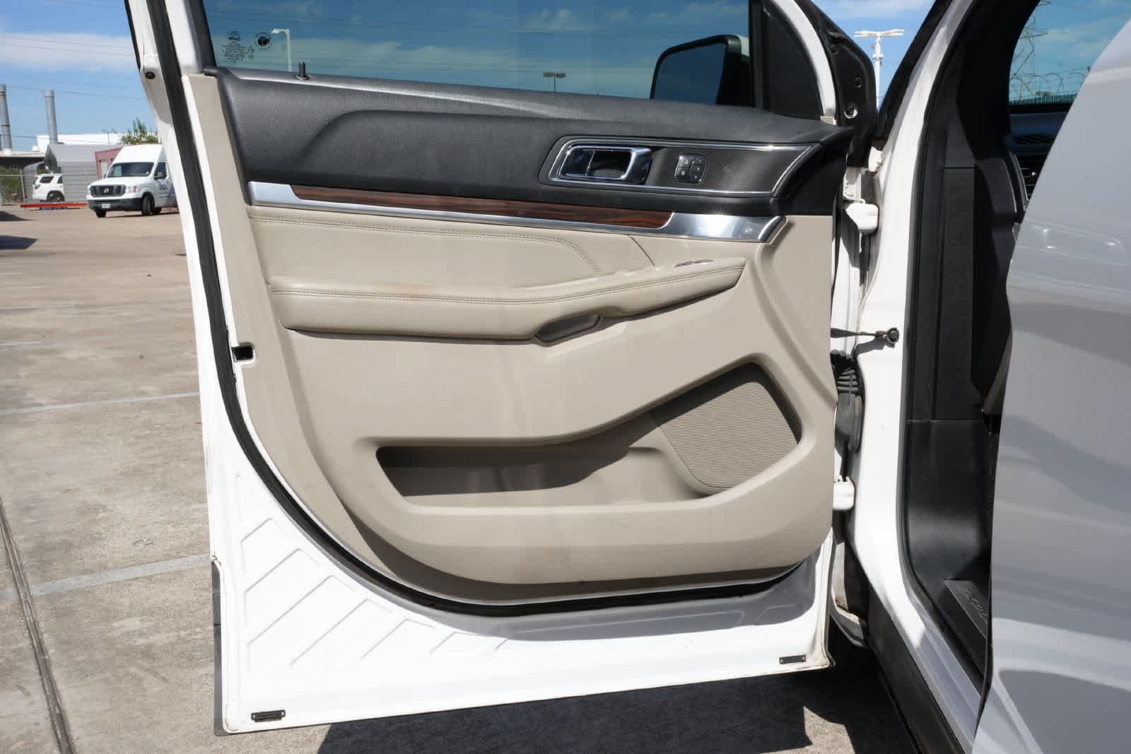 Used 2018 Ford Explorer Limited w/ Ford Safe & Smart Package FWD image 17