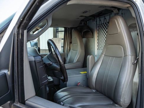 Used 2021 Chevrolet Express 3500 w/ Driver Convenience Package image 8