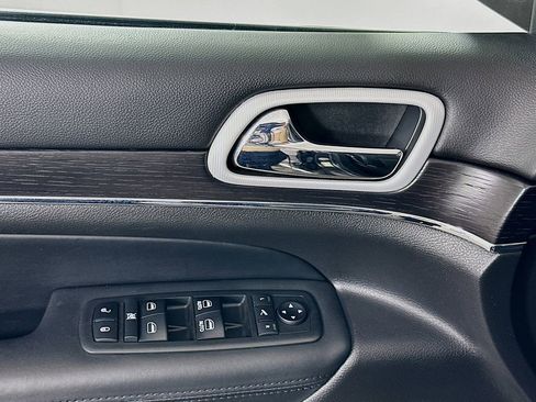 Used 2018 Jeep Grand Cherokee Summit image 18