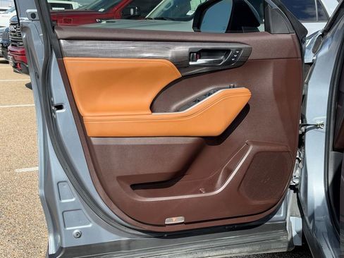 Used 2022 Toyota Highlander Platinum image 30