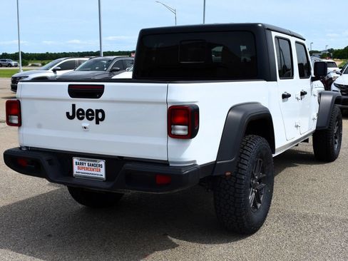 Used 2025 Jeep Gladiator Sport AWD/4WD image 3
