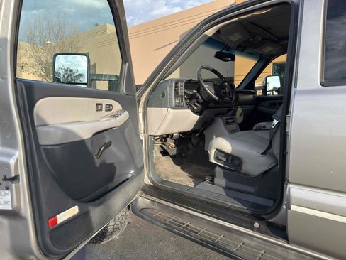 Used 2001 Chevrolet Suburban 2500 LT w/ LT Preferred Equipment Group image 29